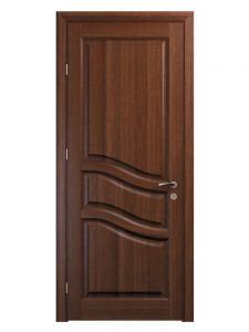 brun dörr med snedskurna detaljer